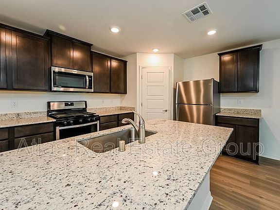 4th image of 614 Descubir Ave