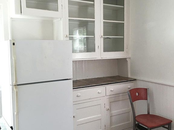 2nd image of 1096 S Elmwood Ave