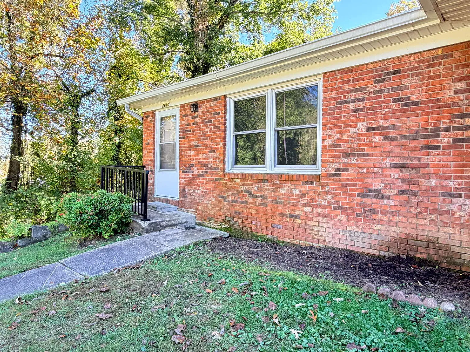 2 bed, 1.0 bath, $1,400 — Photo 1
