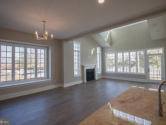 2nd image of 1304 Coulee Rd