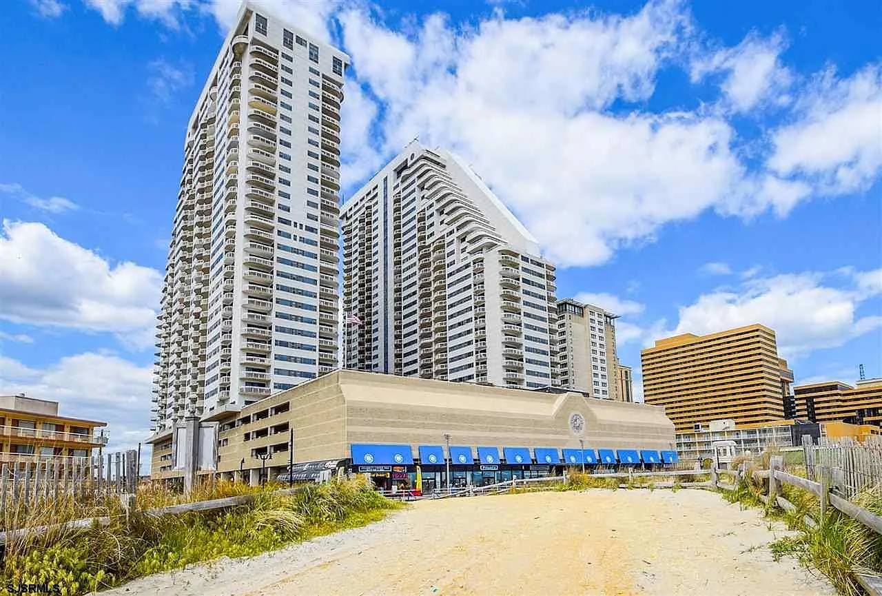 1 bed, 1.5 bath, 900 sqft, $1,750 — Photo 1