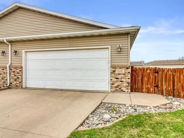 910 35th Ave S, Moorhead, MN 56560