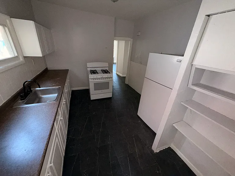 381 Leslie St #1 — Photo 4