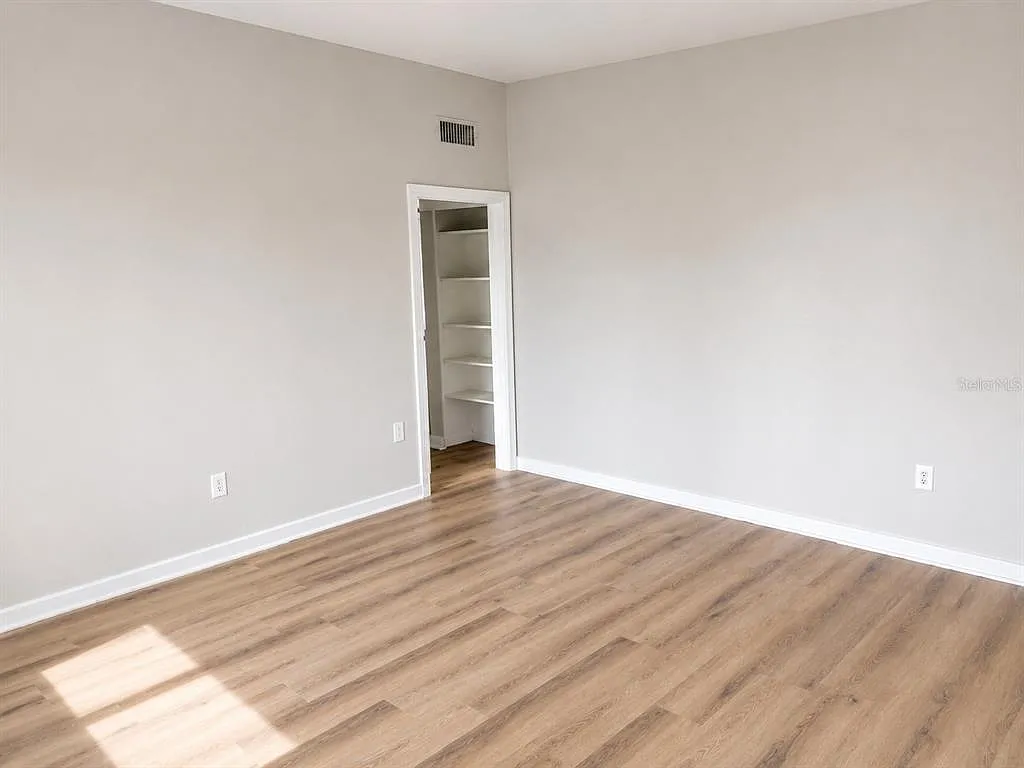 3 bed, 1.0 bath, 1146 sqft, $1,800 — Photo 3