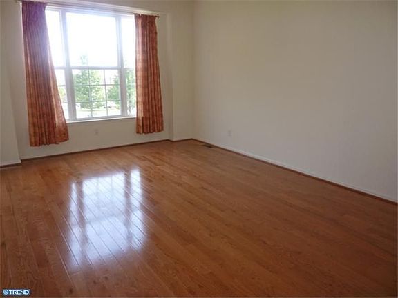 5th image of 273 Yorktown Ct