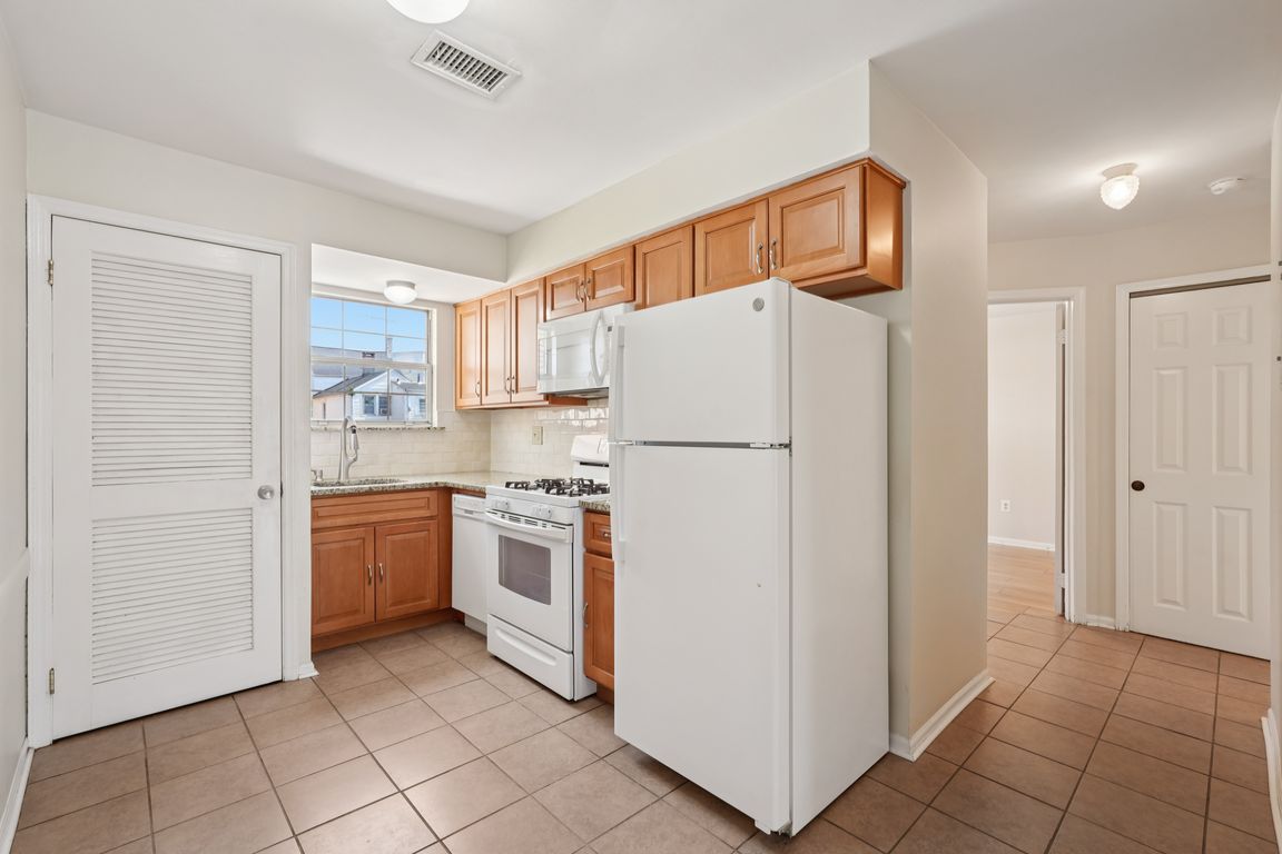 272-276 Walnut St 21G-S2607-016.jpg