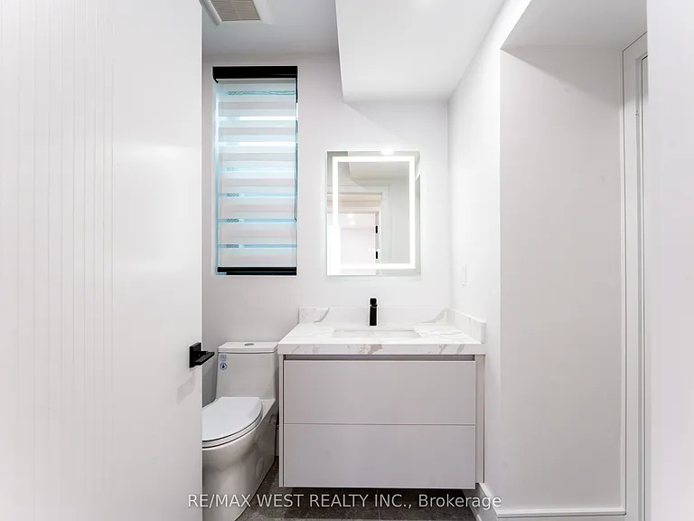 510 Wellington Cres — Photo 30