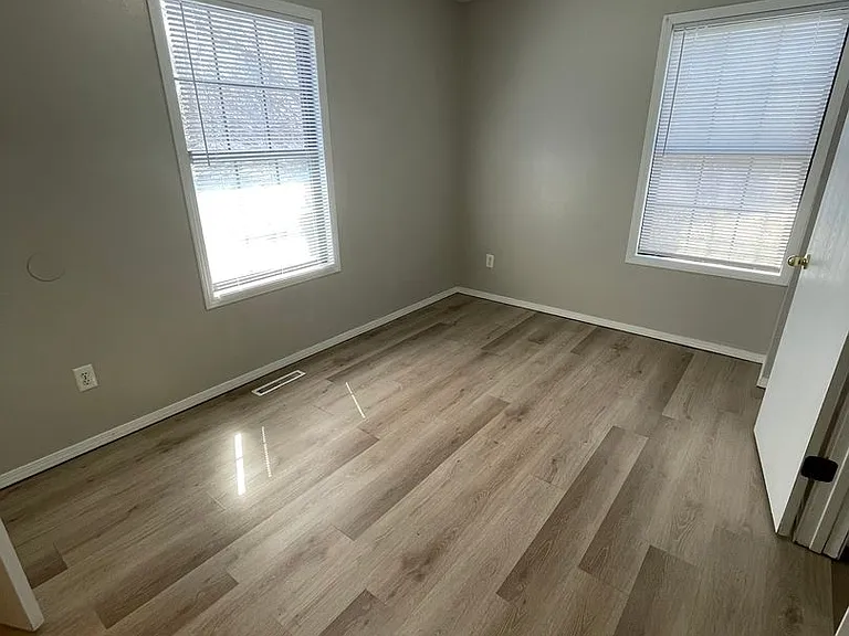521 N Oak Grove Ave #B — Photo 21