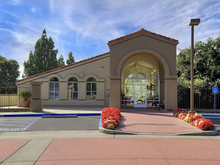 Leasing Center
