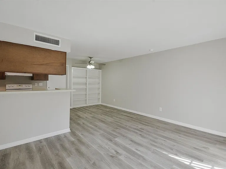12905 Woodforest Blvd #607 — Photo 2