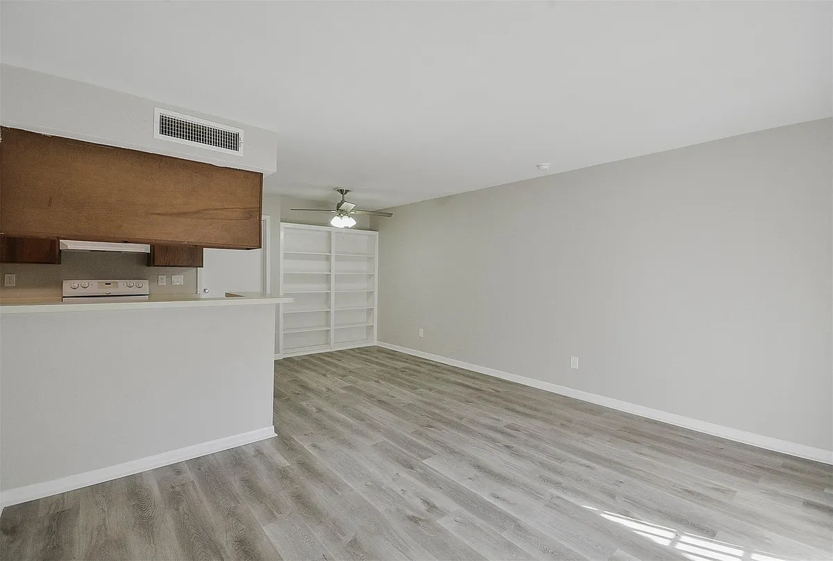Building Photo - 12905 Woodforest Blvd #607