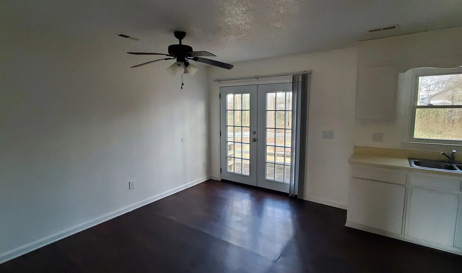 3 Bedroom 2 Bathroom House — Photo 3