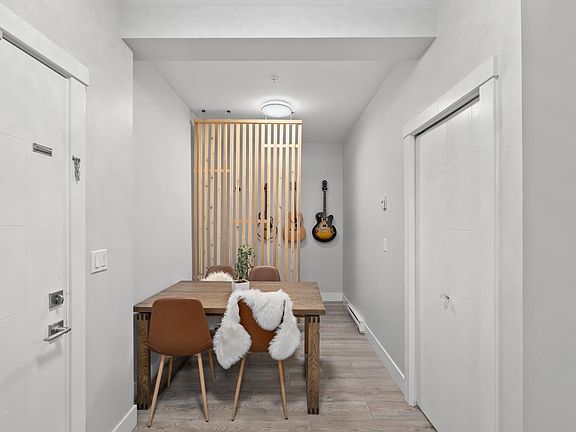 5th image of 22577 Royal Cres #306