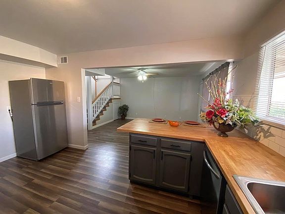 2nd image of 806 Arapaho Trl