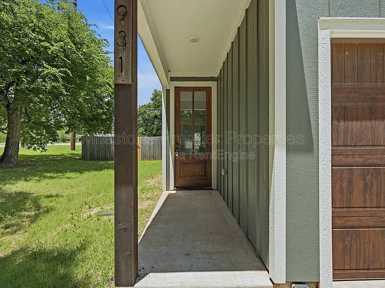 931 W Collins St — Photo 4
