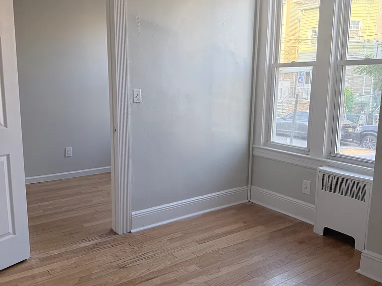 425-427 3rd Ave #B — Photo 33