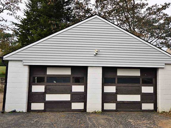 2nd image of 2472 Horton St