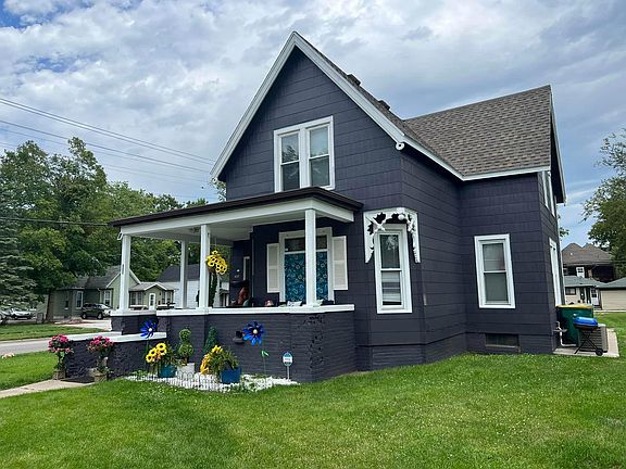 Front house
Brand new exterior paint.
A nice front garden was made as well to beautify the home as it is a corner lot.