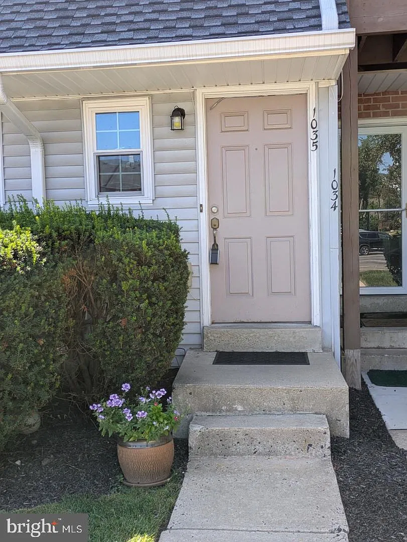 2 bed, 1.0 bath, 882 sqft, $1,500 — Photo 2