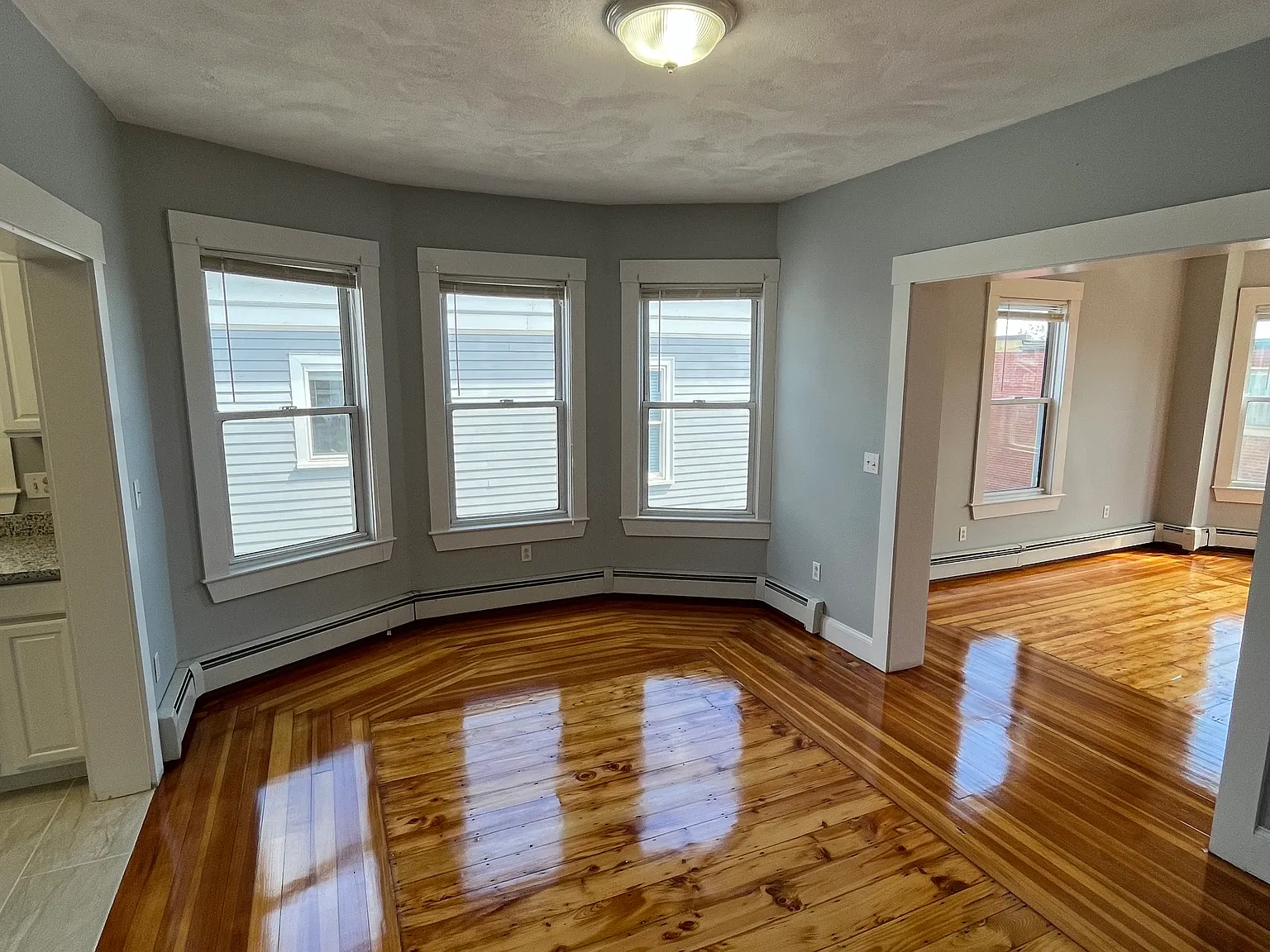 3 bed, 1000 sqft, $3,200 — Photo 3