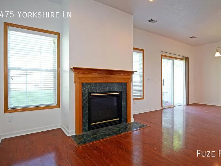 1475 Yorkshire Ln — Photo 3