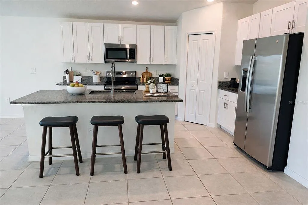 4 bed, 2.0 bath, 1935 sqft, $2,500 — Photo 2