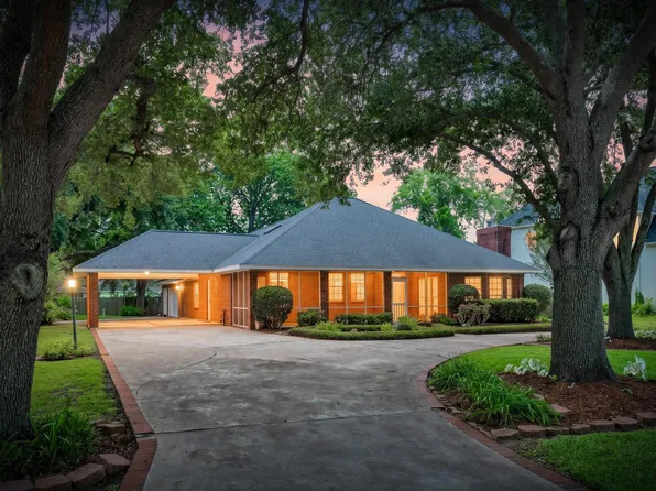 214 Dewberry Dr, Lake Jackson, TX 77566