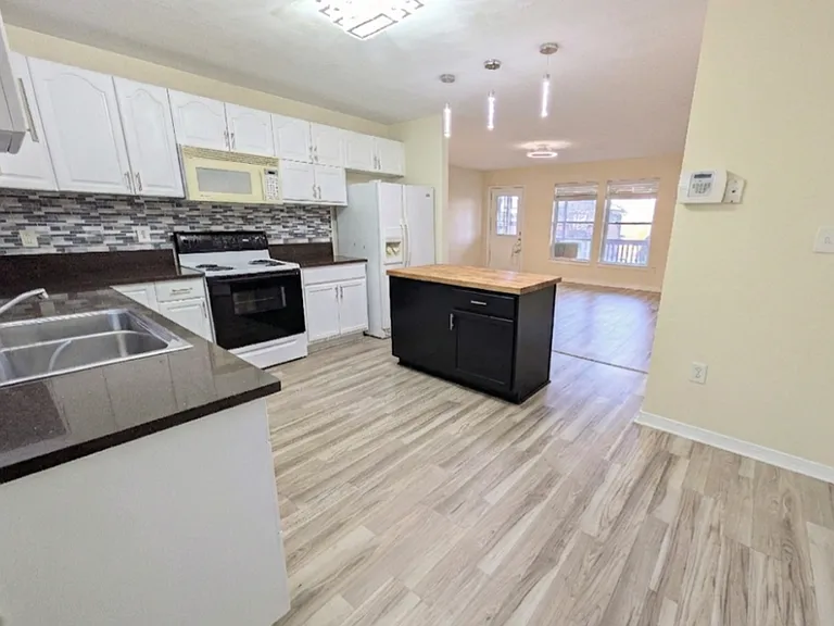 739 Riverland Rd SE — Photo 3