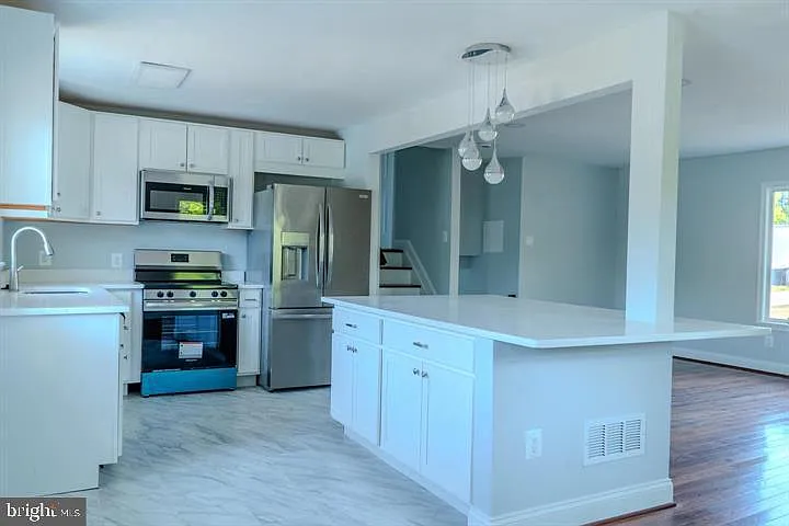 3 bed, 2.5 bath, 2108 sqft, $3,950 — Photo 4