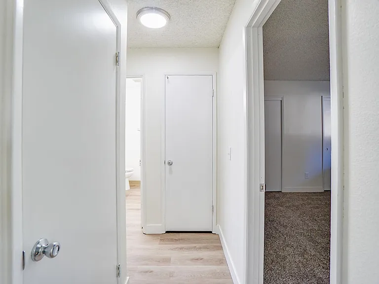 Charwin Court Apartments — Photo 55