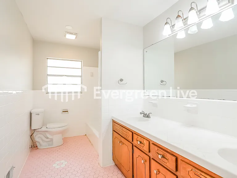 300 11th St — Photo 10