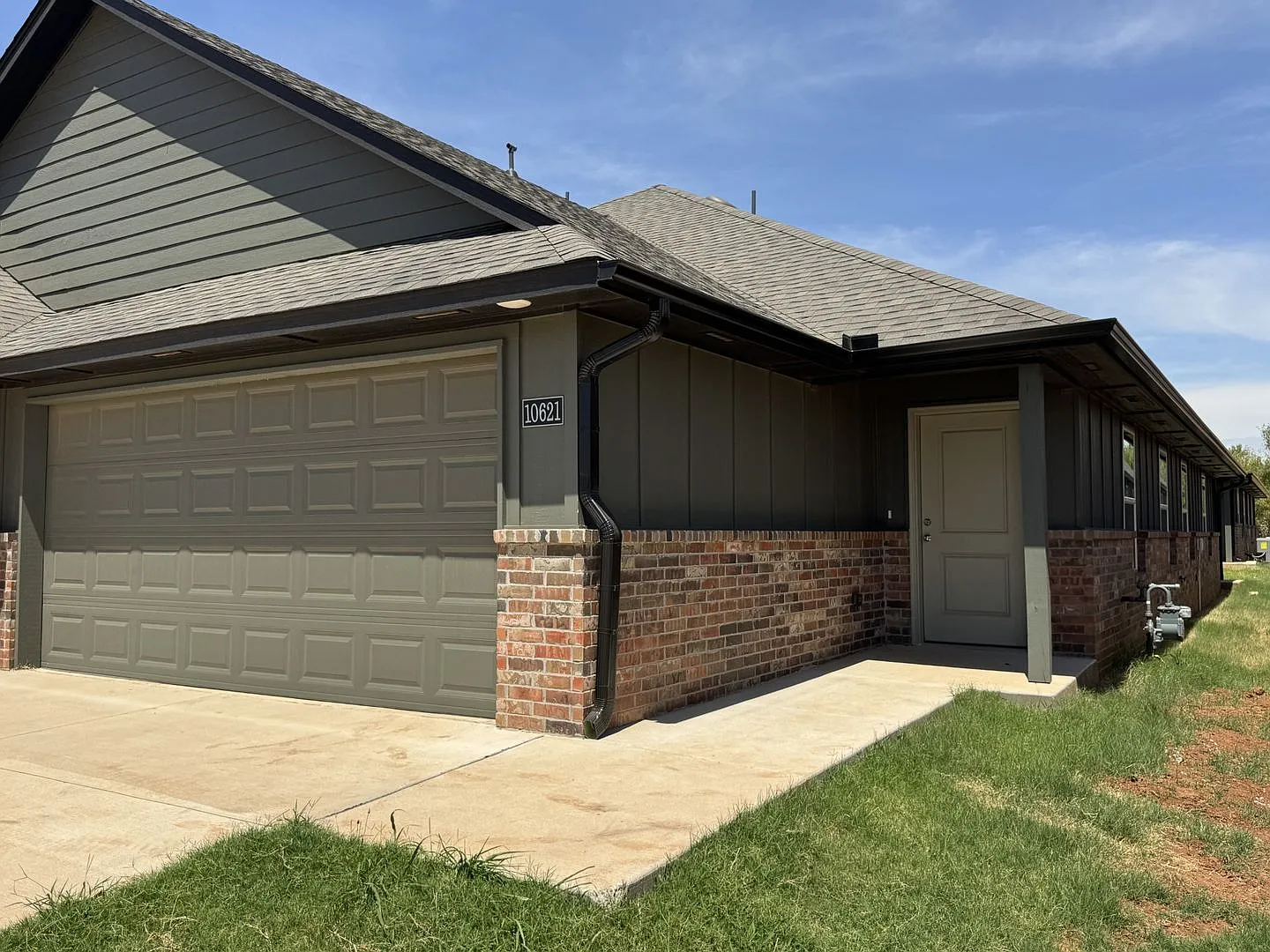 Brand New Stunning 3 Bedroom 2 Bathroom Duplex Mustang Public School — Photo 2