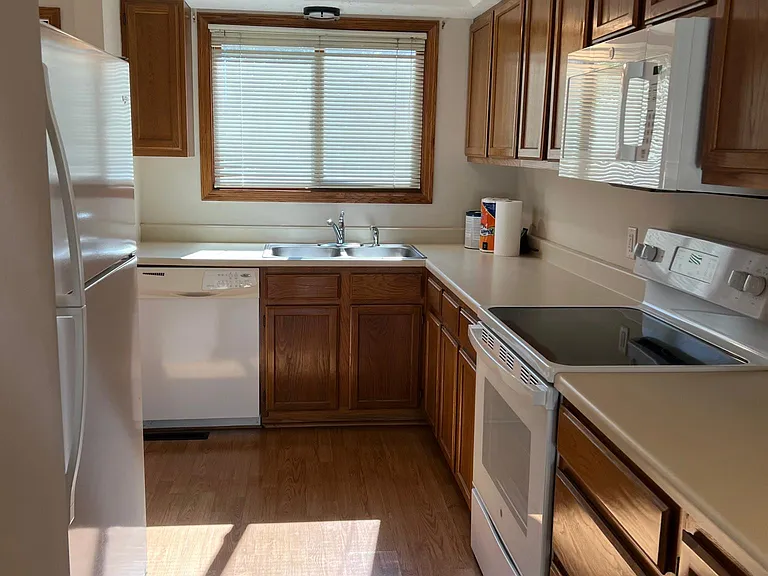 2122 W 6th St — Photo 2