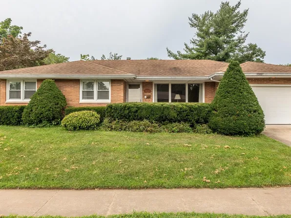 1101 Earl St, Pekin, IL 61554