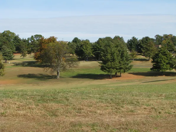 24 Fairway Dr, Dandridge, TN 37725