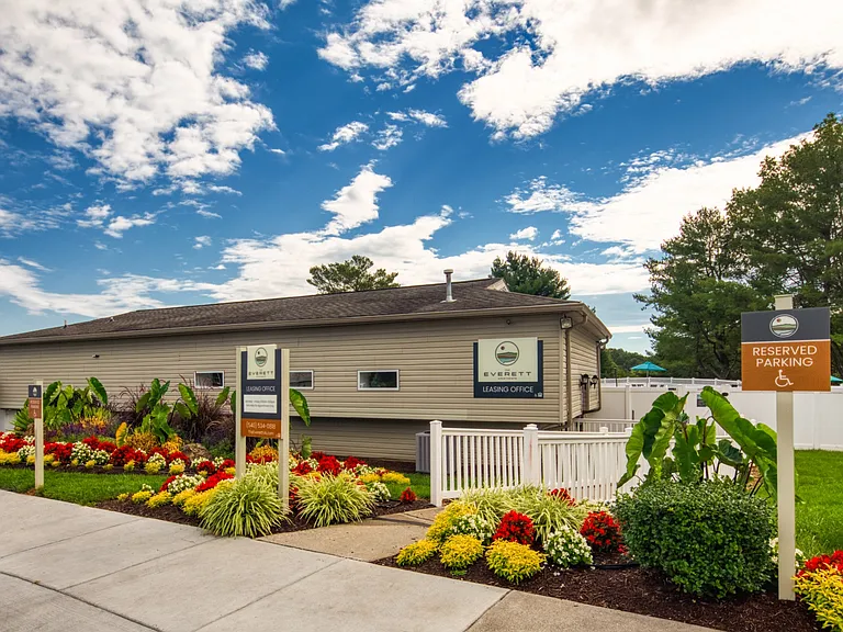 Leasing Office Exterior at The Everett, Roanoke, VA, 24018