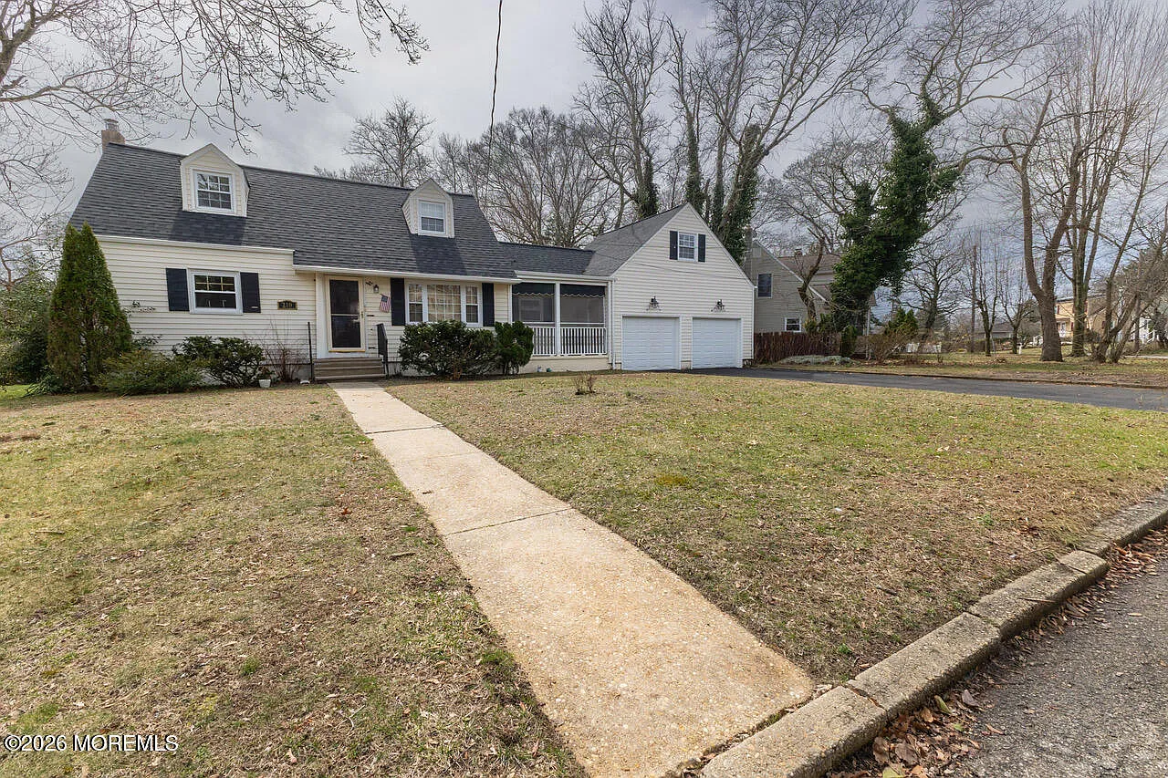 210 Cotter Avenue photo 1