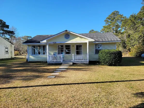 104 Lennoxville Point Rd, Beaufort, NC 28516