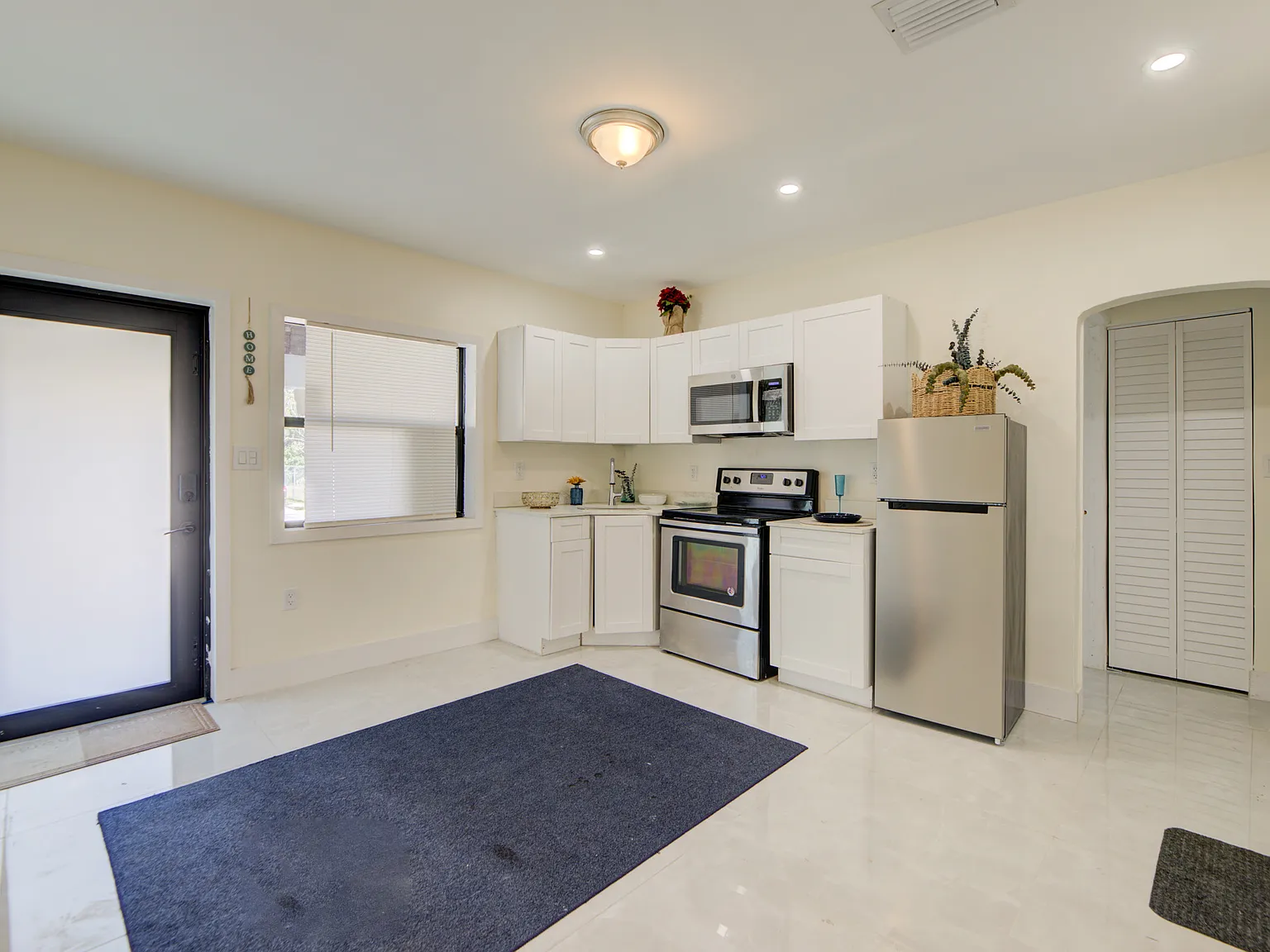 3 bed, 900 sqft, $2,950 — Photo 3