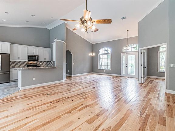 4th image of 406 Gray Oak Dr
