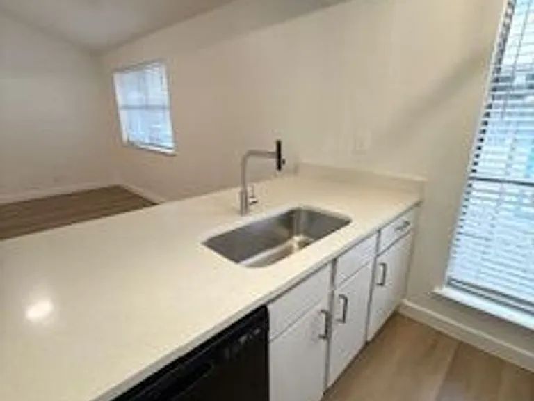 St. Edwards Place Apartments — Photo 19