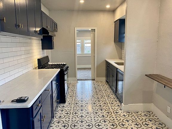 4th image of 910 W Wade St