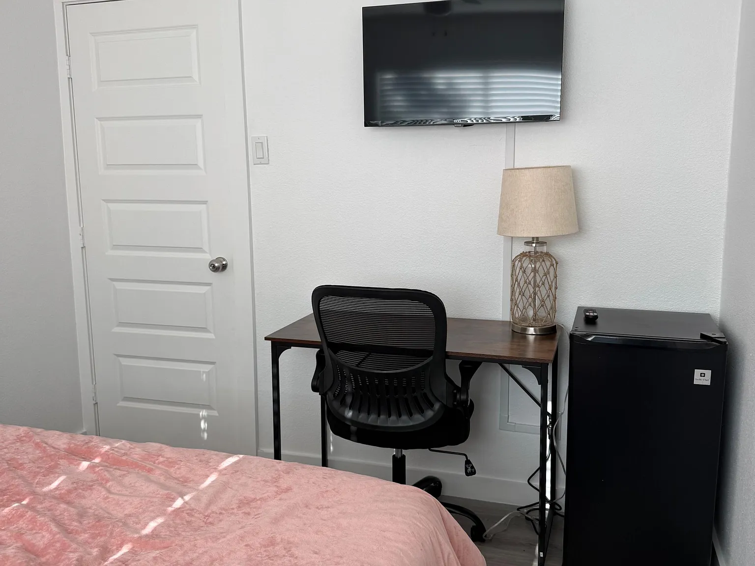 4 bed, 2.0 bath, 1600 sqft, $996 — Photo 2