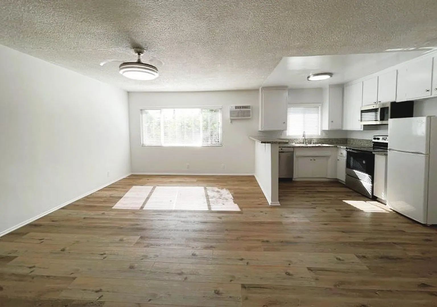 6340 Vineland Ave — Photo 1