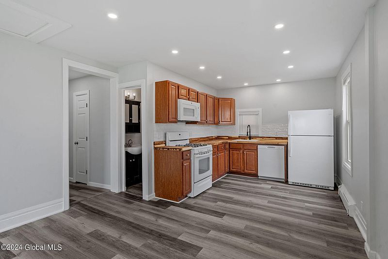 5th image of 715 25th Street