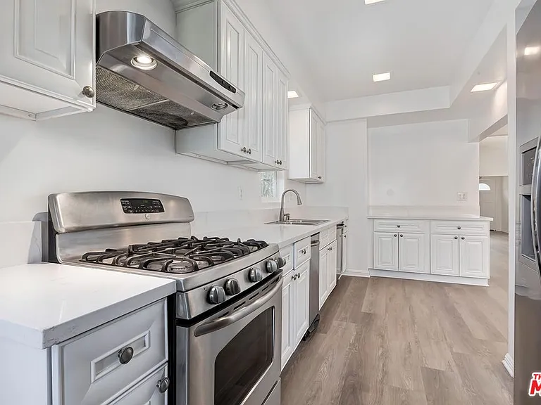 212 N Palm Dr — Photo 5