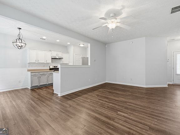 5th image of 905 Tamarisk Pl