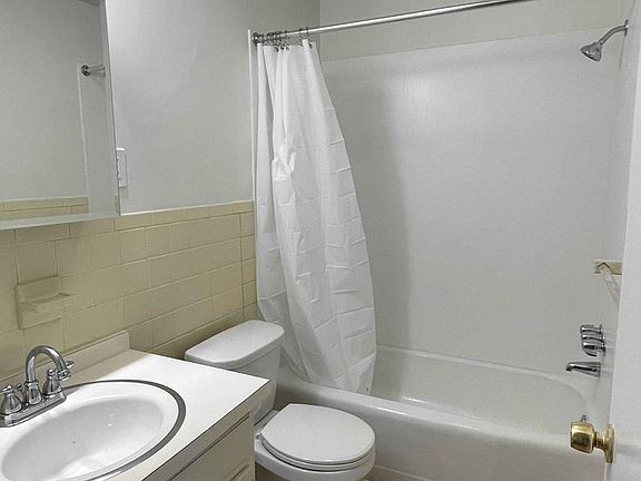 5th image of 7 Carolyn St APT 1A