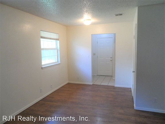 4th image of 126 NE 12th St