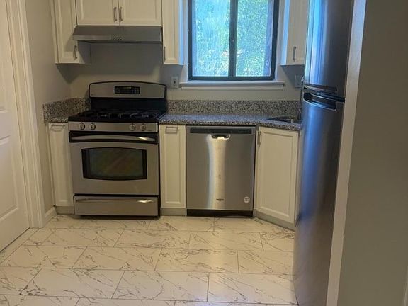 4th image of 910 N Oaks Blvd